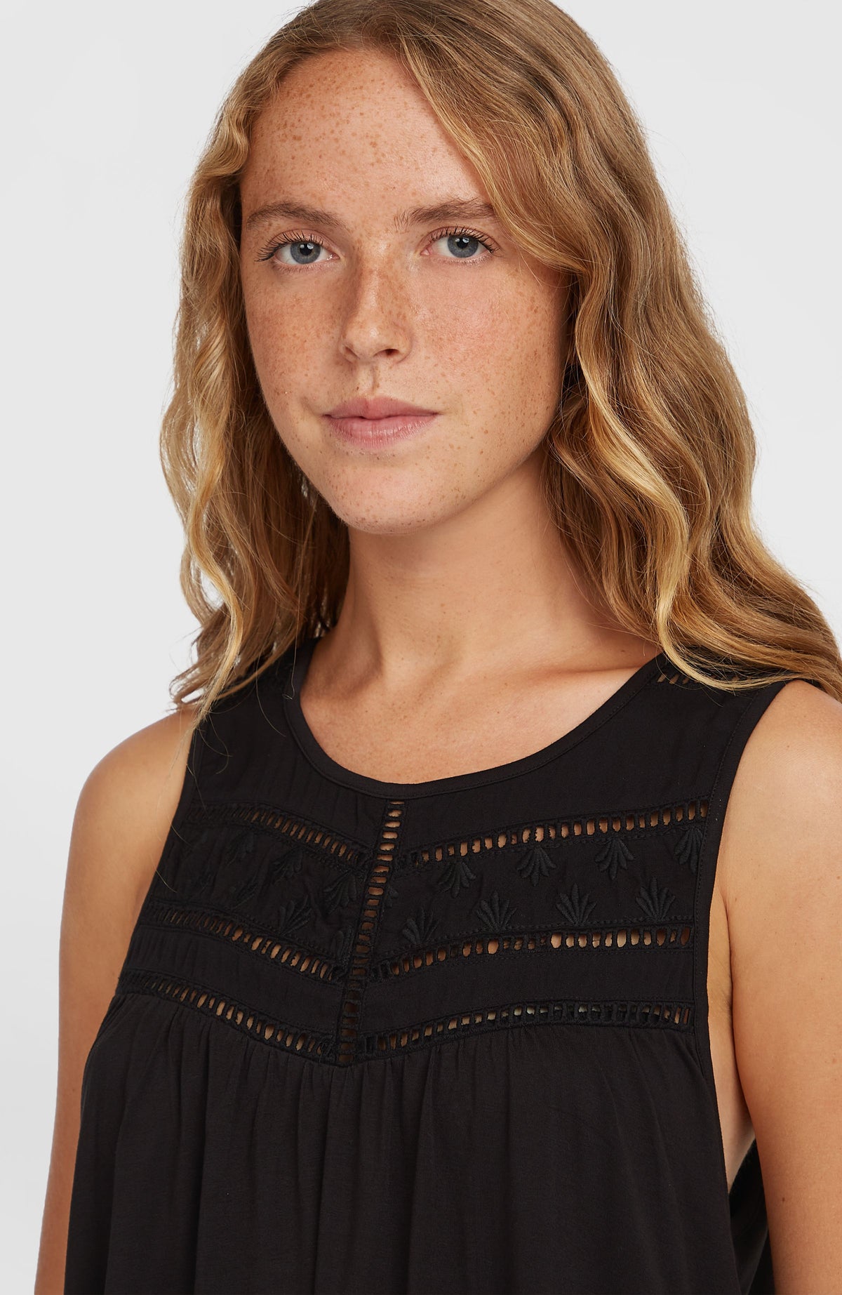 Essentials Tokeena Tanktop mit Stickerei | Black Out