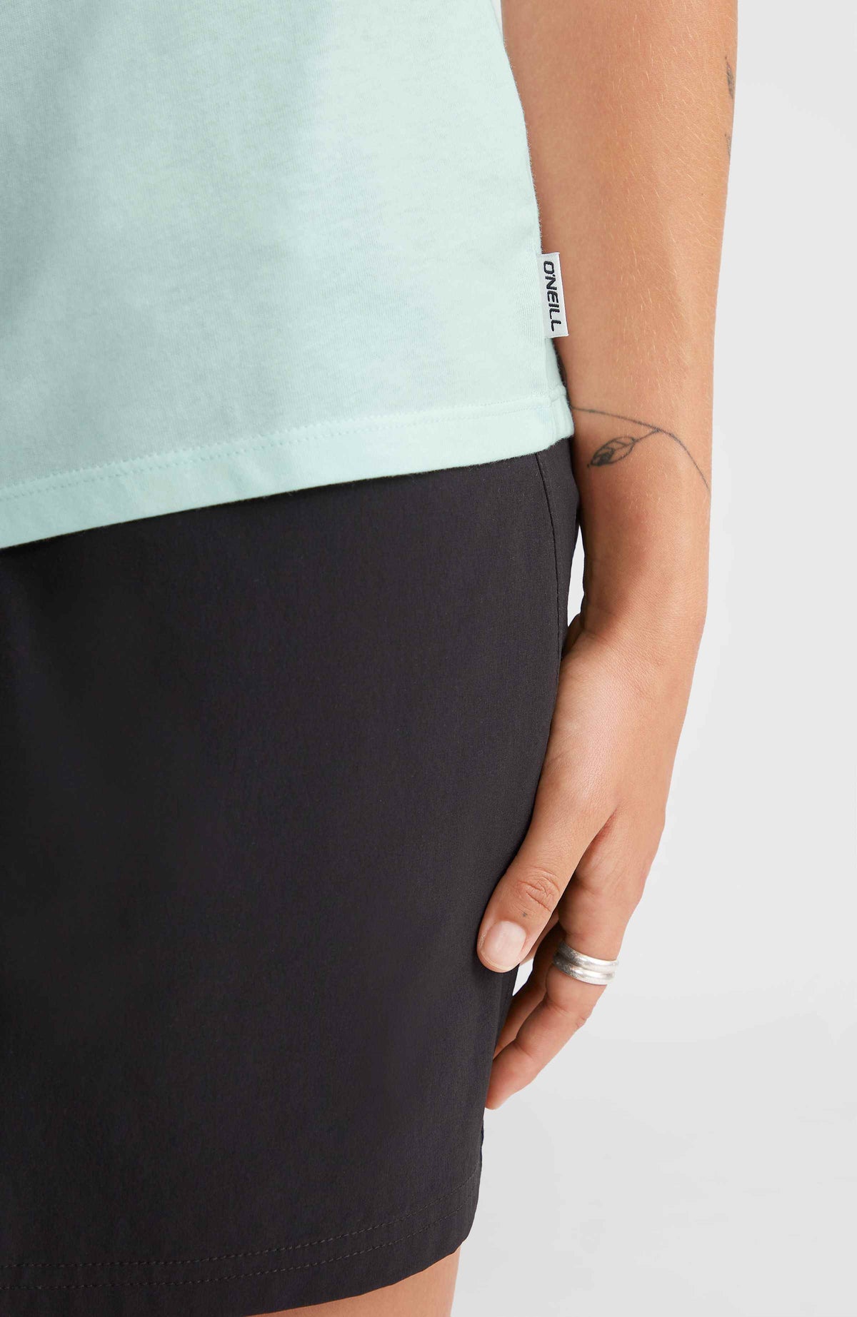 Essentials T-Shirt mit V-Ausschnitt | Soothing Sea