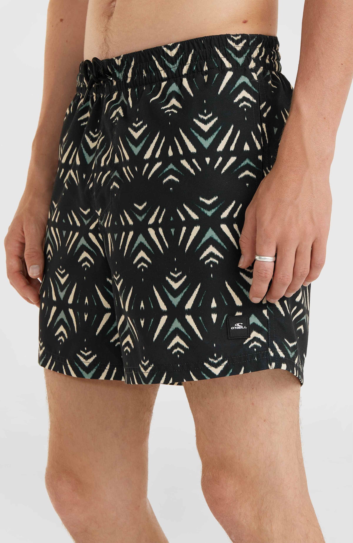 Mix and Match Cali Print 15'' Badehose | Black Fade IKAT