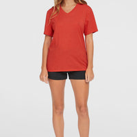 Essentials T-Shirt mit V-Ausschnitt | Sunrise Red