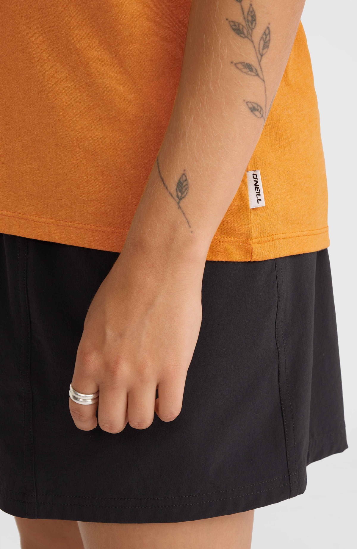 Essentials T-Shirt mit V-Ausschnitt | Nugget